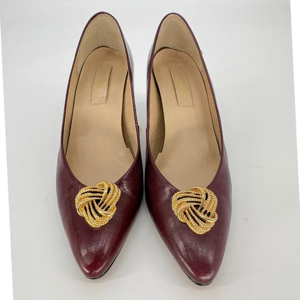 Vintage Etienne Aigner Pumps 8.5N Burgundy Leather Gold Medallion Pointed Toe - Image 3