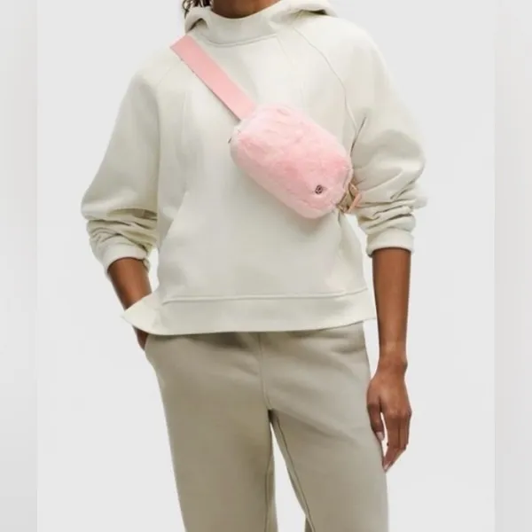 Lululemon NWT Everywhere Belt Bag Plush Fleece Strawberry Milkshake Pink 1L - Image 5