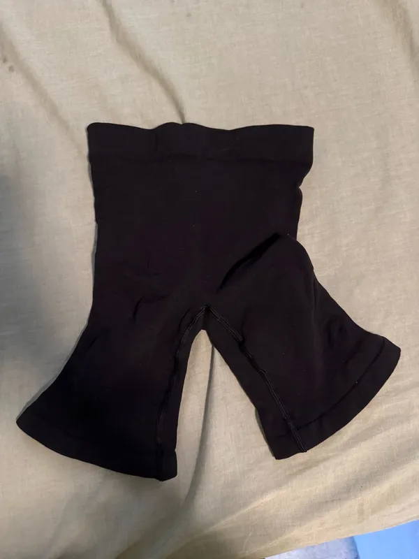 SKIMS Shapewear Shorts S/M - Image 7