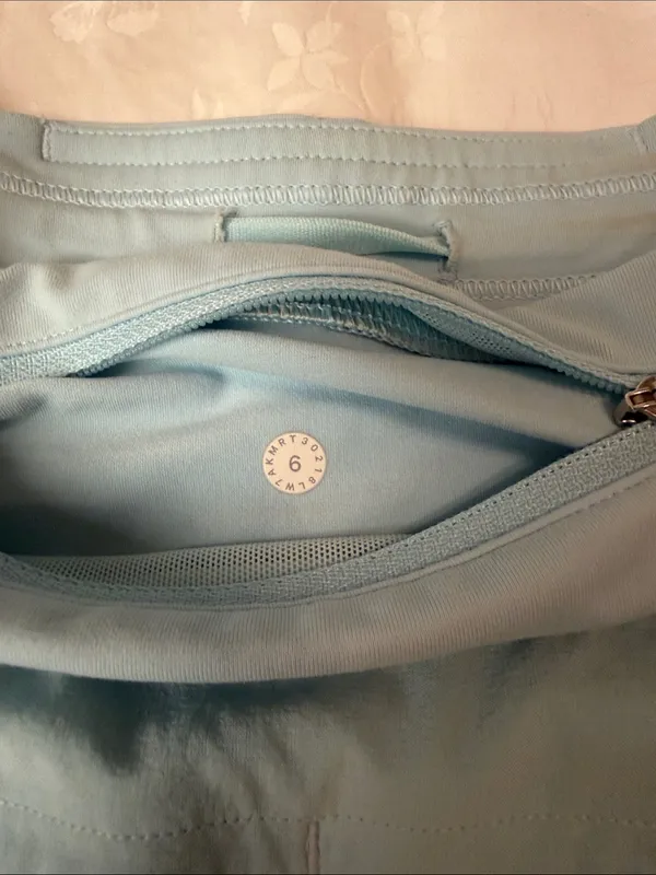 Lululemon Hotty Hot shorts Light Blue sz 6 - Image 4