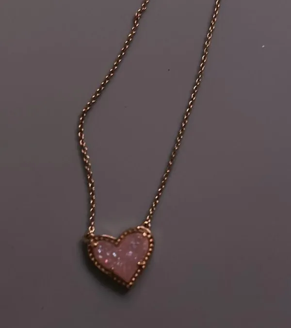 kendra scott pink and rose gold heart necklace in excellent condition - Image 2