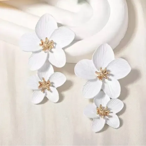 White & Gold Vintage Inspired Floral Dangle Earrings with Gold Accents NWT - Image 5