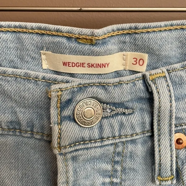 Levi’s Wedgie Skinny Jean in Light‎ Wash Size 30 - Image 6