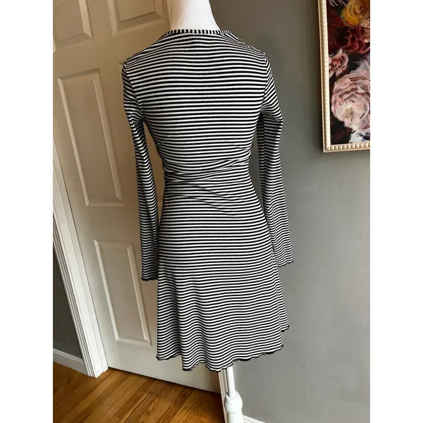 Divided H&M Black and White Stripe Dress BodyCon Crewneck Size 6 Preppy Minimal - Image 3