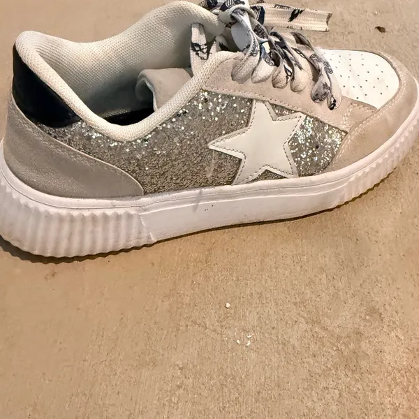Source Unknown Sparkling White and Gray Sneakers - Image 3