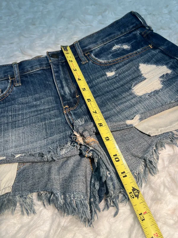 Hollister Size 5 Distressed Mid rise Jean shorts - Image 3