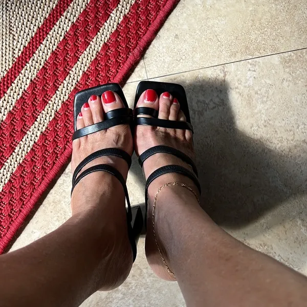 Black square toe heels size 7 - Image 4