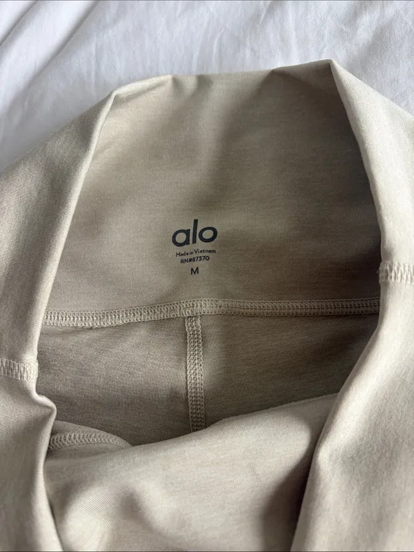 Alo yoga leggings size medium - Image 2