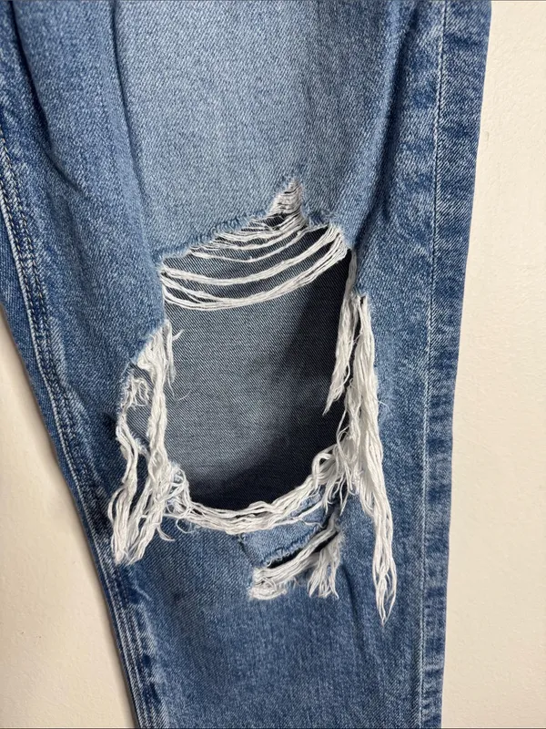 American Eagle Strigid Distressed Ripped Knees Mom Jeans Light Wash size 6 Short - Image 10