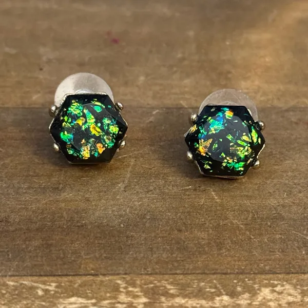 Faux Fire Opal hexagon stud earrings Green - Image 4