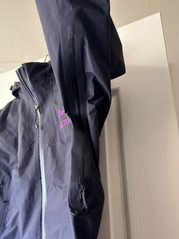 Arc’teryx Theta SL Gore-Tex Stow Hood Purple Black Medium GUC - Image 4
