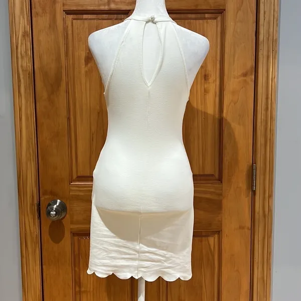 Charlotte Russe White Fitted Scalloped Dress XS - Image 4