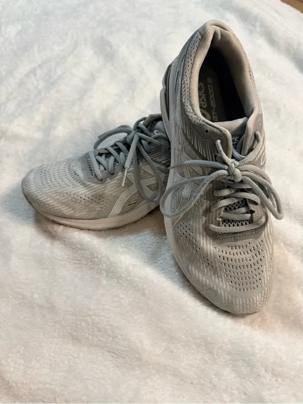 ASICS Women's Running Shoes in Light Gray and White - Image 6