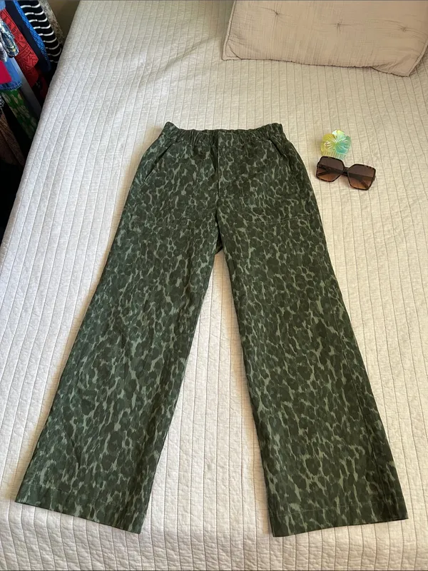 Gap green leopard print khaki cotton, easy wide leg pants XS - Image 2