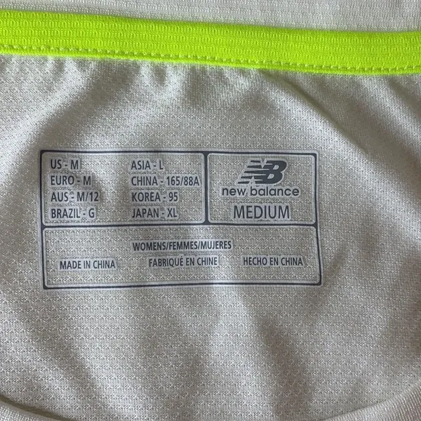 New Balance White Short Sleeve Athletic Top Size Medium - Image 7