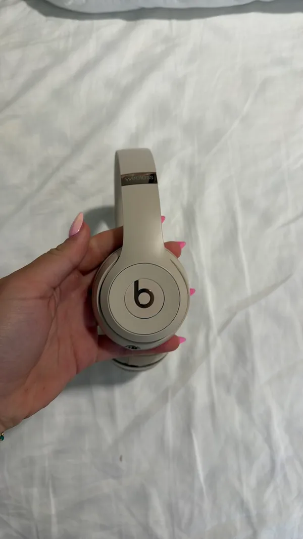 Beats by Dre Solo Wireless 3 gold and cream headphones - Image 2