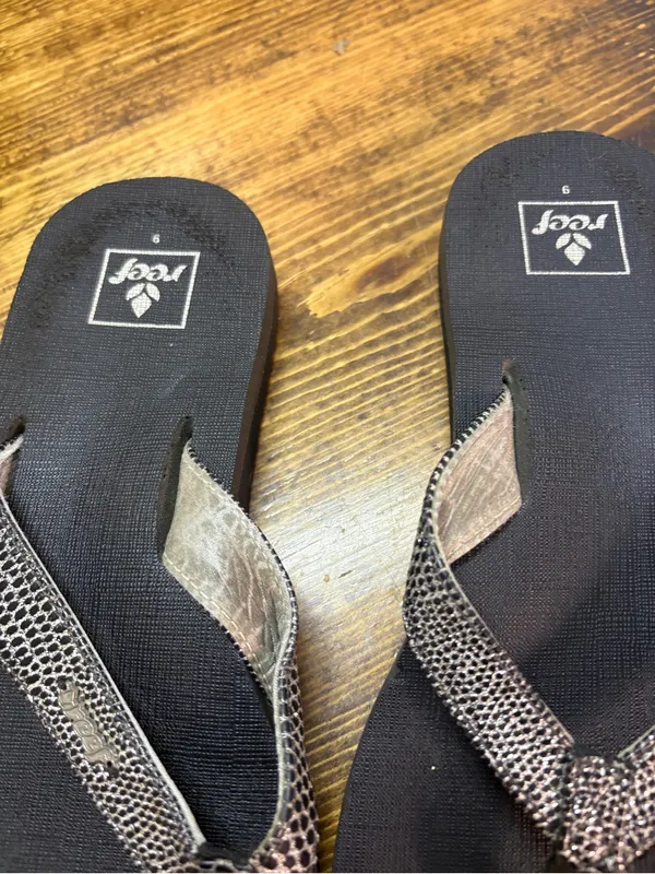 Reef black flip flops size 9 - Image 6