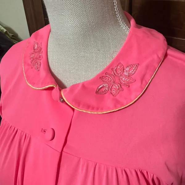 Vintage Neon Pink Nylon Robe Housecoat sz‎ M Floral Embroidery Long MCM grandma - Image 3