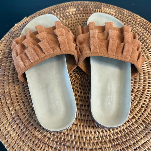 American Eagle Ruffle Slide‎ Sandals Cognac Brown Faux Suede Cork Midsole Size 6 - Image 4