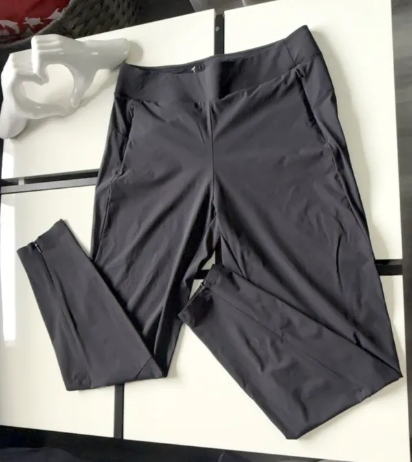 On Running Women's Lightweight Pants Black Size S - Elastic Waist Ankle Zip - Image 5