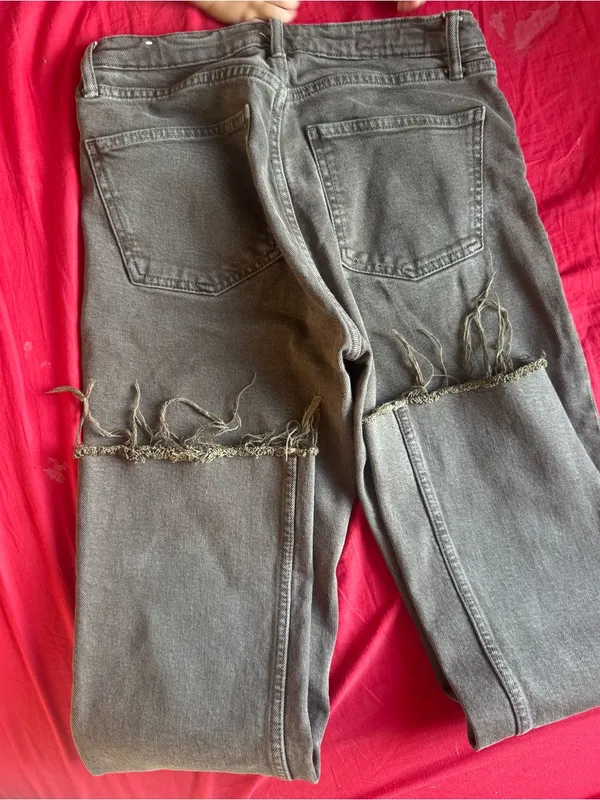 Zara Women's Straight-Leg Charcoal Jeans with Frayed Hem - Image 3