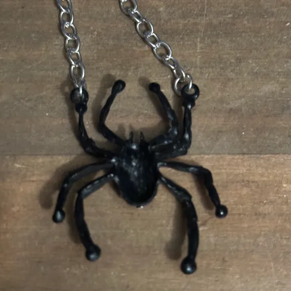 Rhinestone black spider necklace - Image 4