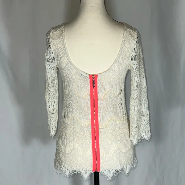 Gimmicks by BKE Ivory Lace Boho Top Zipper Back Size Medium Women’s EUC - Image 4