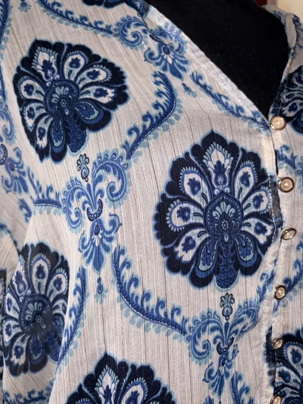 Zara Blue and White Paisley Button-Up Blouse - Image 4