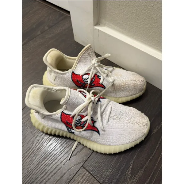 Tampa Bay Buccaneers Women’s 6 White Logo Sneakers Shoes - Image 5