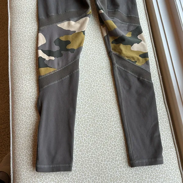 Offline by Aerie The Hugger Legging Hi-Rise size S army green with camo accents - Image 8