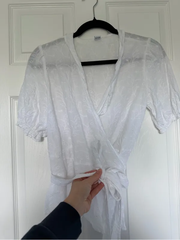 Old Navy White Eyelet Wrap Top Size Small - Image 2