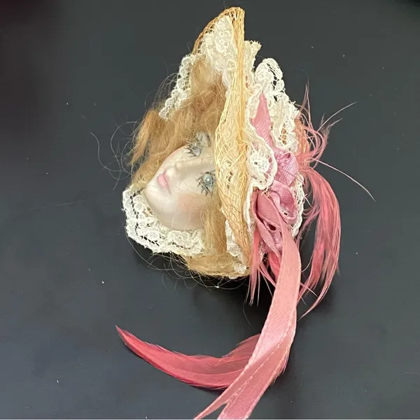 Vintage Porcelain Face Victorian Lady Head with Fascinator Hat Brooch 21g - Image 6