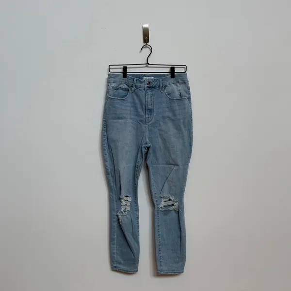 Good American Distressed Light Wash Cropped Jeans Size 12 / 31 - Image 13