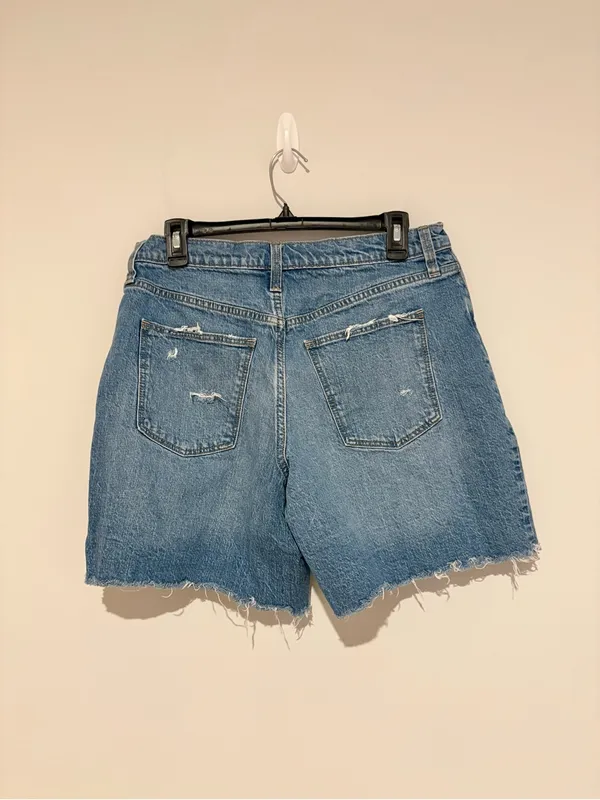 Universal Threads Vintage Bermuda distressed denim shorts light wash size 10/30R - Image 2