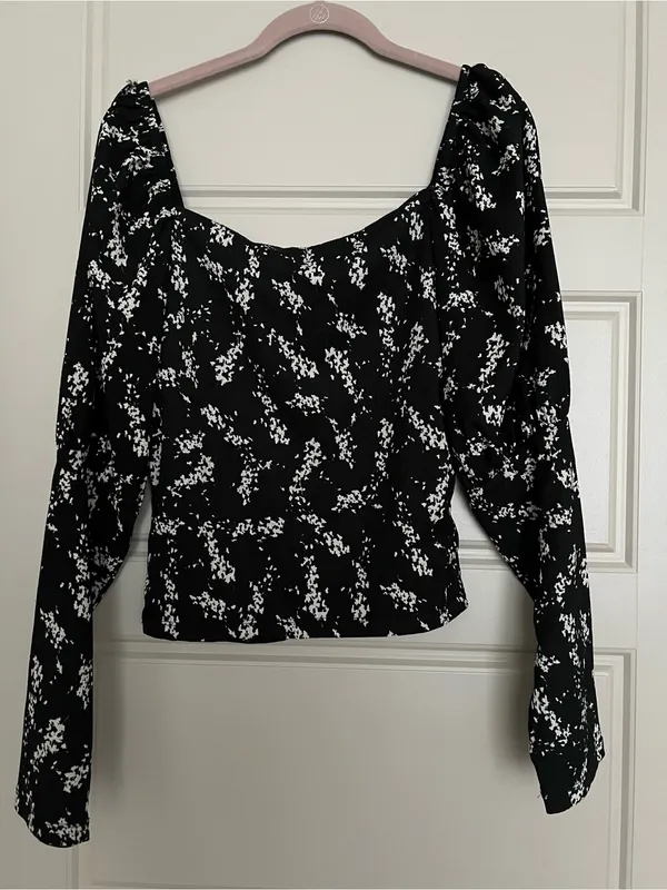 Anthropologie sweetheart neck blouse puff sleeves black floral print L - Image 3