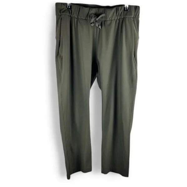 Lululemon On The Fly Crop 23 Dark Olive Luxtreme Travel Pants Size 6 - Image 2