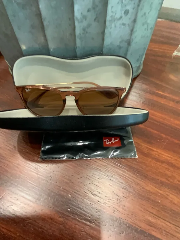 Authentic Ray-Ban sunglasses featRay-Ban Sunglasses with Case and Cleaning Cloth - Image 11