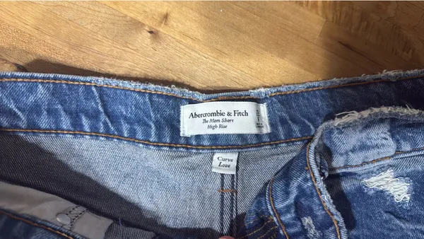 Abercrombie curve love high rise mom short medium wash - Image 3