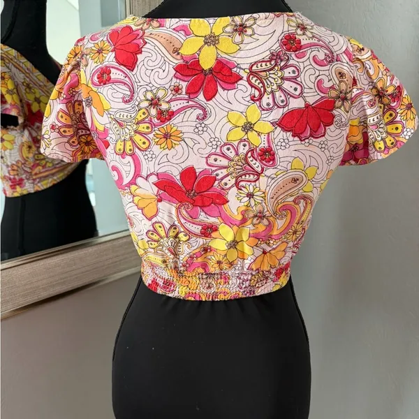 Angie Knot Front Groovy 70’s Hippie V Neck Crop Top Small. - Image 4