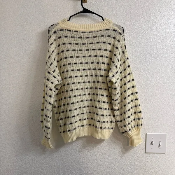 Cozy Cream and Black Checkered Sweater White Size M - Image 2