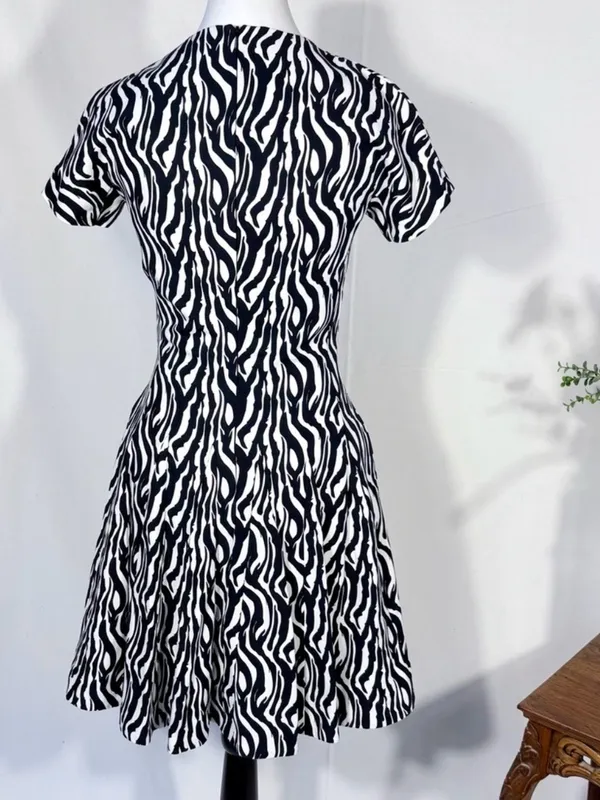 💥REISS Black White Zebra Fit & Flare V Neck Mini Dress Pockets Sz 2 💛 - Image 6