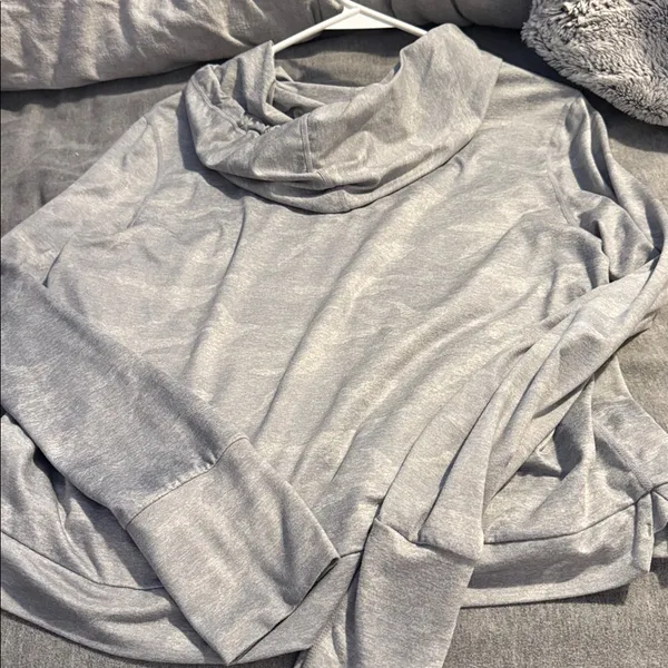 Vuori Light Gray Sweatshirt - Image 4