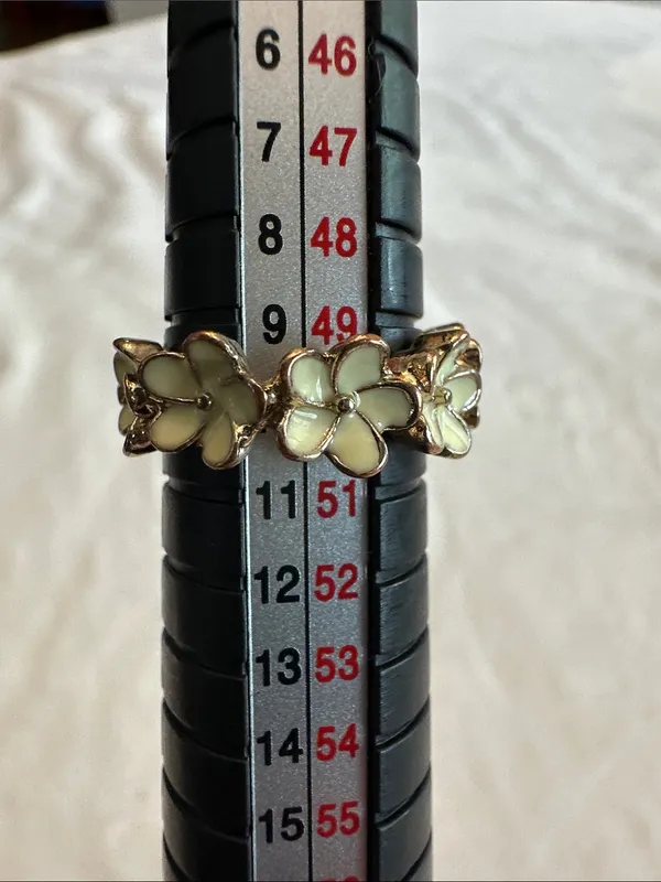 Gold Floral Enamel Band Ring - Cream Flowers- size 5 - Image 3