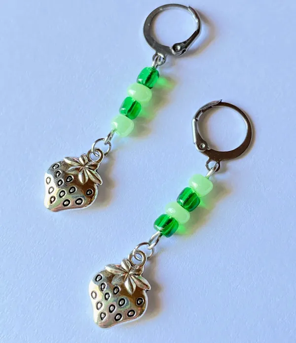 funky fairy Kawaii retro strawberry green dangle unisex earrings 💚🍓🍃 - Image 3
