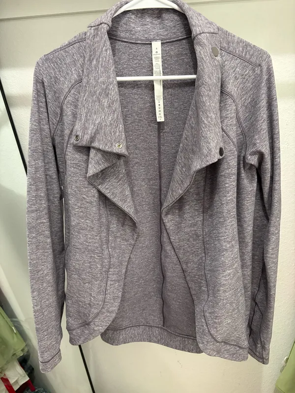 Lululemon gray heather wrap jacket in size 4 come with Lulu bag #athletic #activewear - Image 7