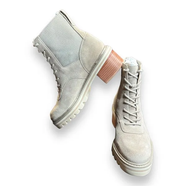 BERNARDO Salerno Lace-Up Rubber Sole Boot US 6.5M White Suede‎ - Image 5