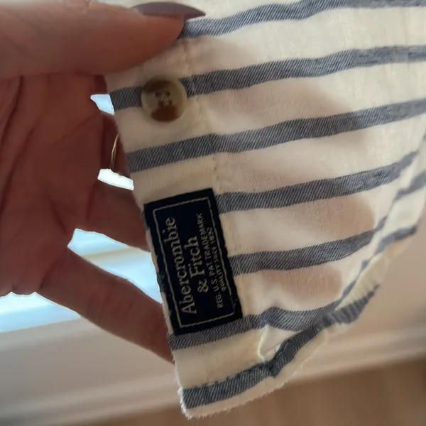 Abercrombie & Fitch sz medium 100% cotton chambray button up - Image 4