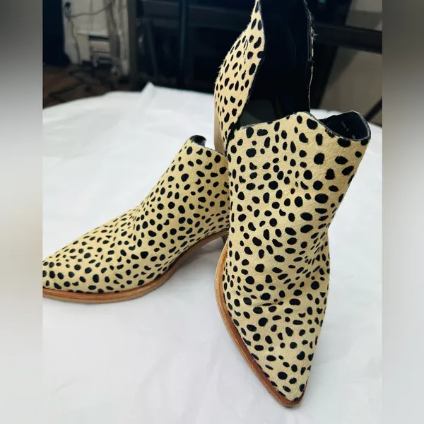 Dolce Vita Black and Cream Ankle Booties - Image 3