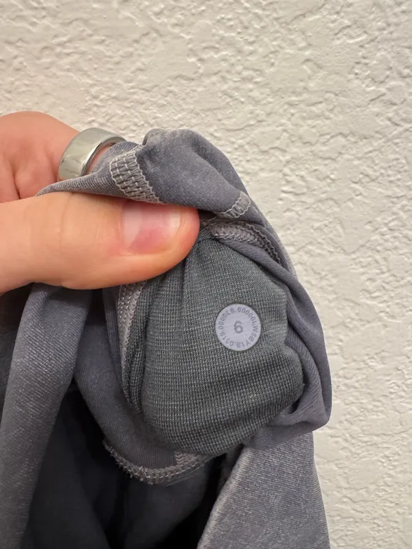 Grey Lululemon Leggings- Size 4 - Image 4