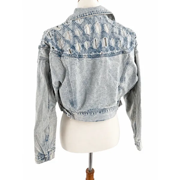 Forever 21 Light Wash Distressed Cropped Denim Jacket Size Small - Image 2